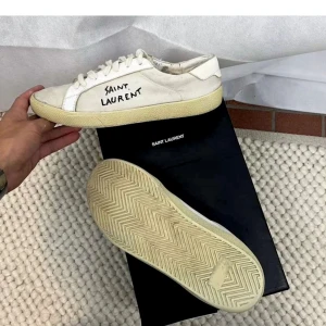 Saint Laurent skor  - Hej, säljer ett par as schyssta Saint Laurent sneakers i storlek 41-42. Skorna är använda men fortfarande i gott skick. 🙌🙌