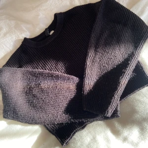 Svart stickad tröja från h&m - Superfin svart stickad tröja från h&m i strl xxs💕 lite nopprig 