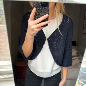 Bolero  - Jättefin bolero som är mörkblå stickad. 💙 Ser knappt ut att vara använd.  Det står att den är i storlek xxl men skulle säga att den är lite oversized på mig som brukar ha S. 