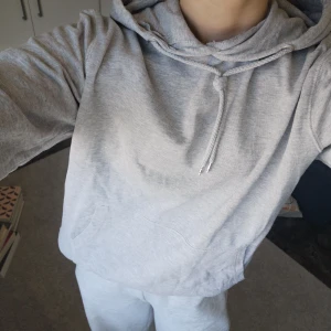 Grå hoodie  - Snygg grå hoodie i storlek M. Jättebra skick. 
