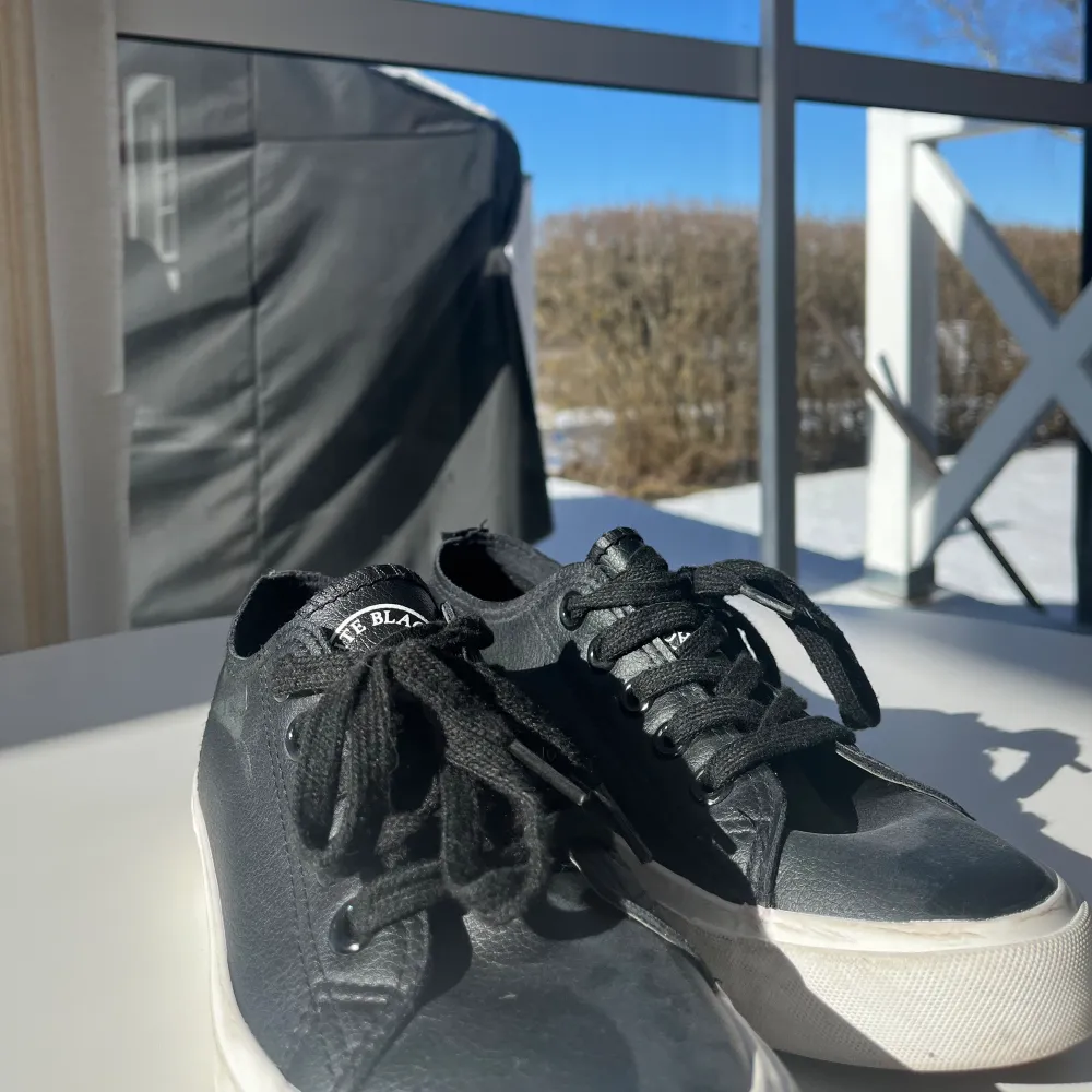 svarta skor från märket Black & White använd ett par gånger tvättas innan de skickas iväg 🖤. Skor.