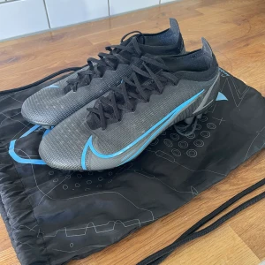 Fotbollsskor  - Nike mercurial fotbollsskor i storlek 41. Jätte bra skick då de knappt är använda! Köptes för ca 1700kr, mitt pris 700kr! Skriv för fler bilder! Påsen medföljer. 