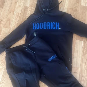 Hoodrich tracksuit - Hej säljer nu en hoodrich tracksuit då den är för liten för mig. Den har använts ett par gånger och är i bra skick. Köpt från JD sports. Tar emot pris erbjudanden.
