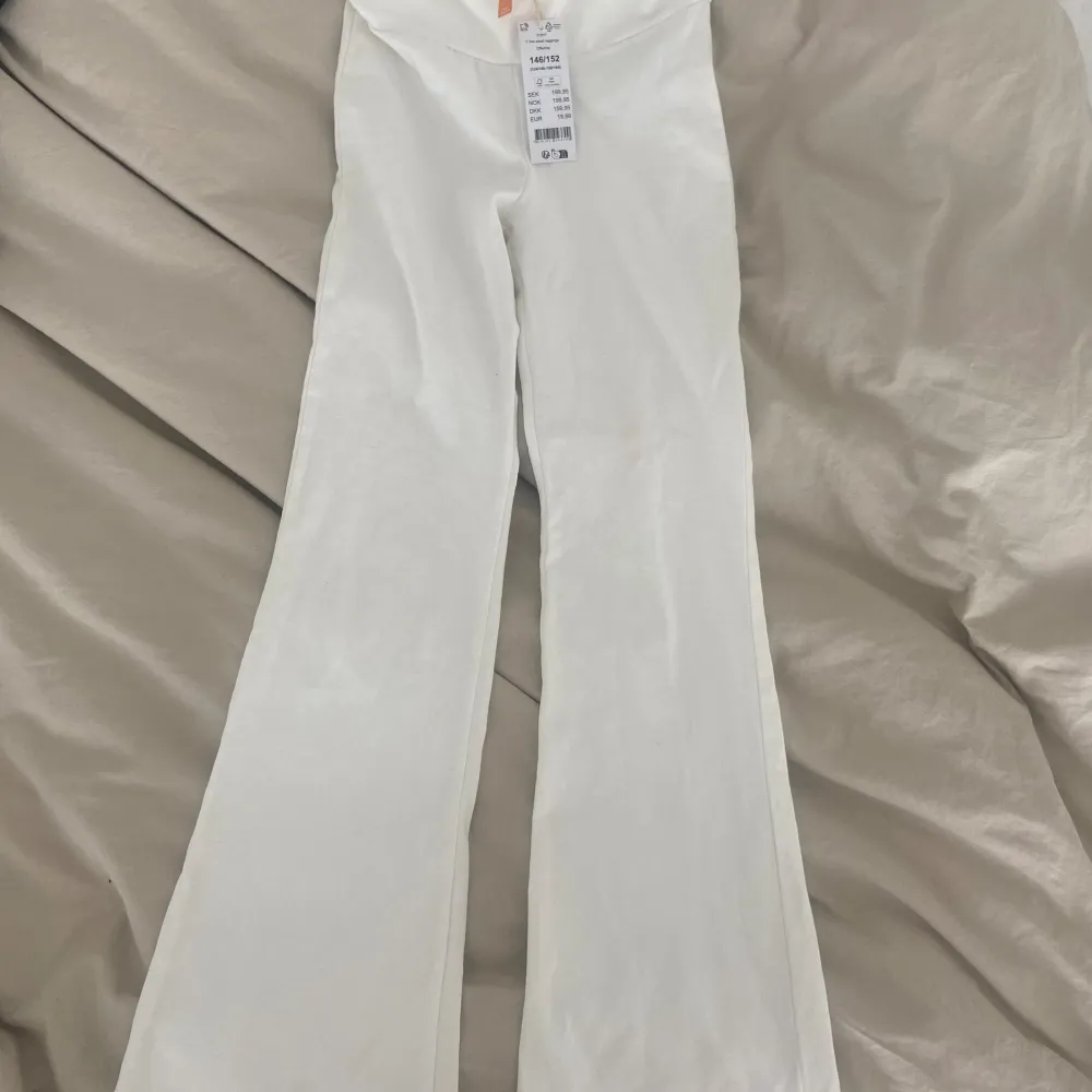  säljer de är vita yoga pants sen storlek 146 / 152 de är aldrig använda och prislappen sitter kvar . Jeans & Byxor.