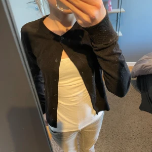 Stickad kofta - Säljer denna jätte mysiga kofta från hm, den har inte kommit till användning så därför säljer jag den. Inga defekter, pris kan diskuteras 💞