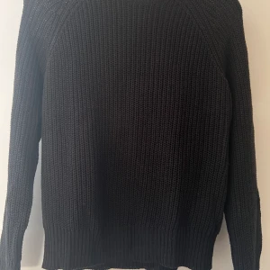 svart stickad tröja - svart stickad tröja från lager157 i storlek xs, aldrig använd. skriv för fler bilder, köparen står för frakten 