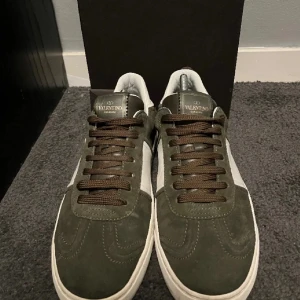 Valentino  - Dags att sälja mina skor, sjukt snygga med får man kartong plus ett par nya skor snören som tillhör från butik, storlek 40 41   Tar även byten mot loups  