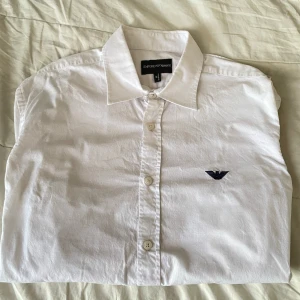 EMPORIO ARMANI EXCLUSIVE CONTRAST LOGO  - Riktig stilig Emporio Armani skjorta | använd max 3 gånger | inköpt från Zalando ≈1900kr | dm vid funderingar 🤝🏻✅