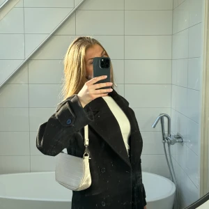 Handväska - Säljer denna beiga axelväska från gina🌸