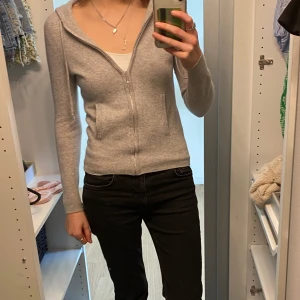 Soft goat zip up - Superfin soft goat zip up! Dock en hål (kolla bilden) men tror de säkert går att fixa i butiken har bara inte orkat!😅 annars i fint skick!