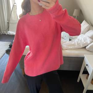 Säljer denna rosa stickade tröjan från & other stories🩷I storlek M