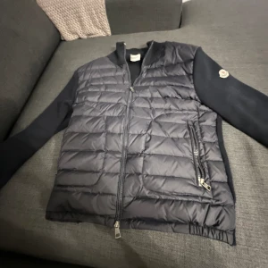 Moncler cardigan  - Hej säljer nu denna fräscha Moncler cardiganen eftersom jag har tröttnat på den. Inga defekter 10/10 skick. Priset är inte i hugget Sten. inga byten och har inget kvitto
