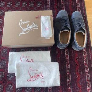 Christian Louboutin skor  - Säljer nu min killes Christian Louboutin läder skor i modellen Fun Louis Junior suede sneakers! Rätt så använda men fof i bra skick. Texten på sulan i skon har tyvärr försvunnit pga användningen. Fler bilder finns! Allt på första bilden ingår! 🥰