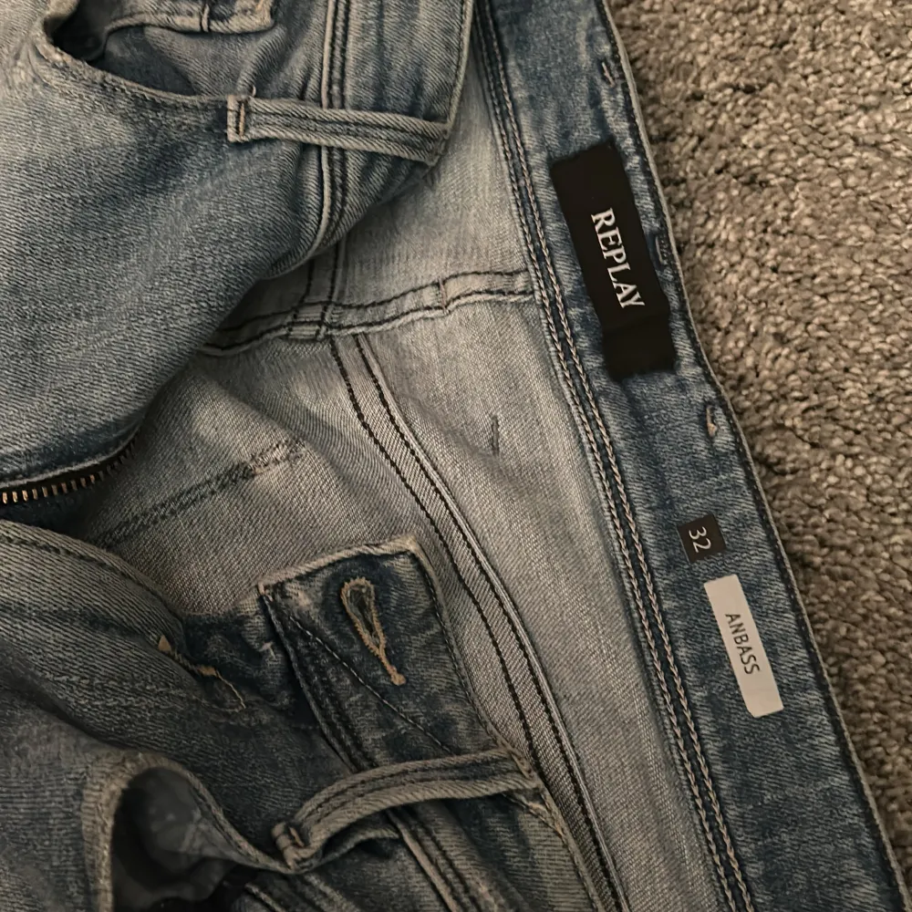 Replay jeans (anbass) med slitningar ljus blå strl w32 L34. Jeans & Byxor.