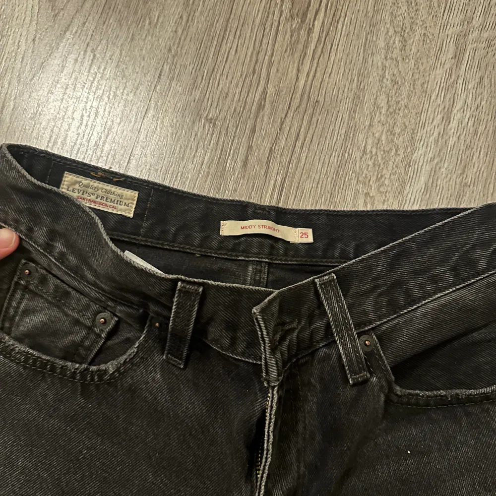 Svarta Levis jeans, har aldrig använt. Köpt förra året. Är 160 lång❤️‍🔥 Orginalpris: 1250 kr  . Jeans & Byxor.
