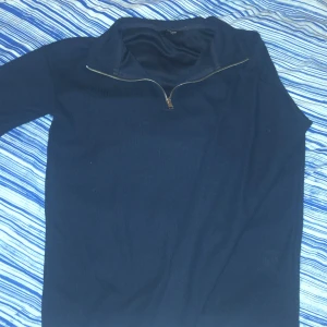 Jack and Jones half zip  - Jack and jones halfzip herr storlek medium i utmärkt skick skriv om ni har några frågor.
