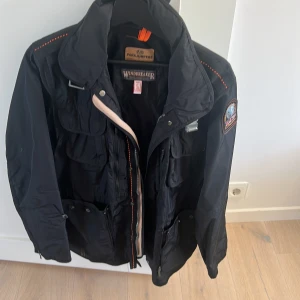 Parajumper windbreaker  - Haft den i ungefär ett år nypris ligger på ungefär 6tusen har inget kvitto tyvärr tveka inte på att höra av er vid frågor