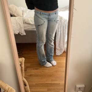 Jättefina lågmidjade jeans med detaljer både fram och bak på jeansen. Lite slitna men det är inget fel på dom utan bara snyggt. Står ej storlek men passar mig som har 36/38 vanligtvis💓💓💓