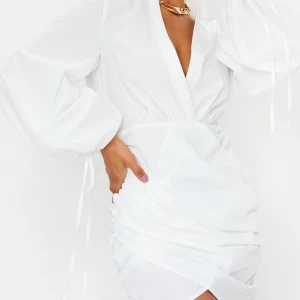 Student klänning  - Säljer denna vita klänningen från Plt som passar perfekt nu till studenten. Använd endast 1 gång och har inga skador. Verkligen jätte fin på. Den är i storlek 34 men går att justera lite hur man vill. Hör av er vid eventuella frågor! 