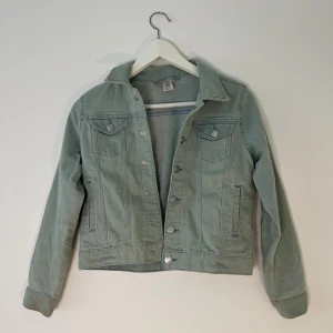 Smutstvätts jeansjacka för barn - Fin jeans jacka som andvända max  2 - 3 gånger så är i bra skick. Smutstvätts blå färg i storlek 140 från Lindex kids. Passar både tjej och kille.