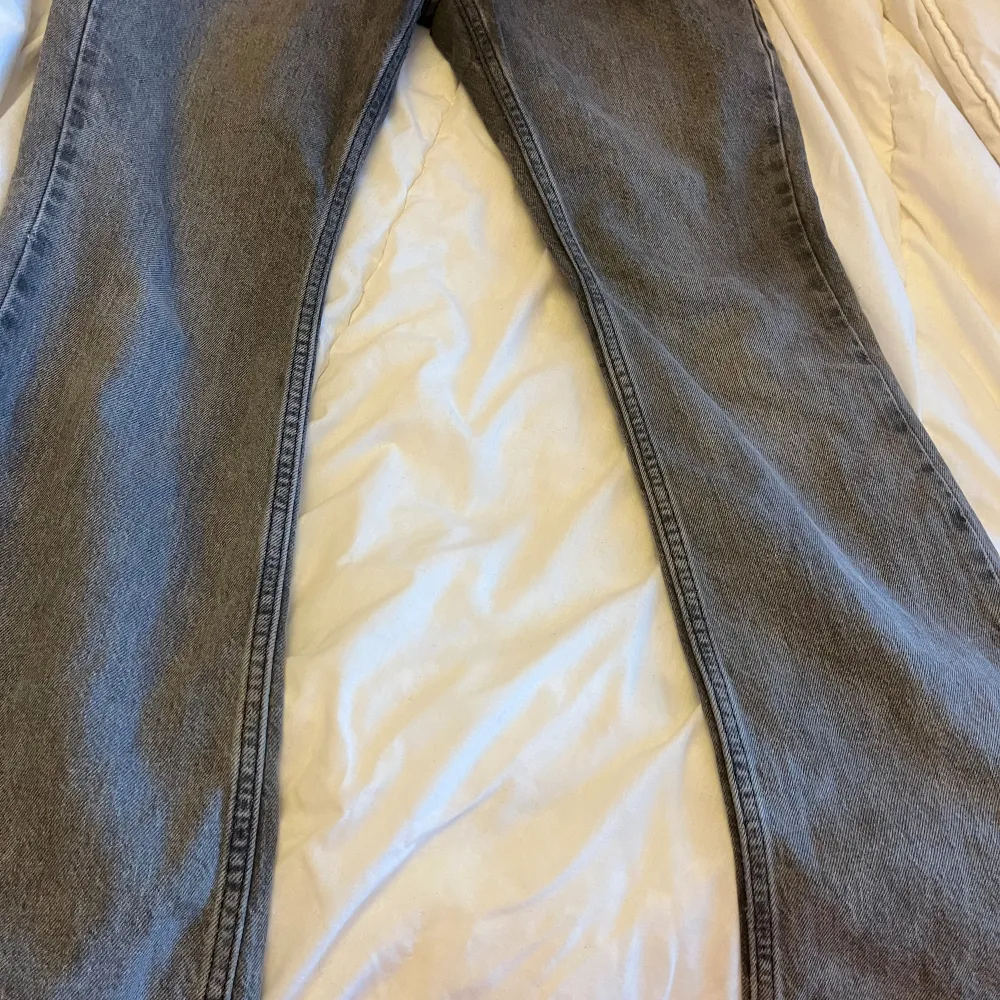 Gråa utsvängda lågmidjade jeans från gina tricot köpta för 500. Jeans & Byxor.