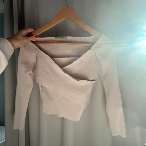 Off shoulder tröja  - As snygg. Aldrig använt men köpt secondhand dock i fint skick. Skulle säga storleken passar S mer än M då den är liten i storleken 