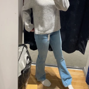 Lågmidjade bootcut jeans blåa - Helt nya!!!!! Storlek: S  Nypris: 400   Från lager 157 men kan bara sälja via vinted och där kan jag ej skriva lager 157 så alla vet!