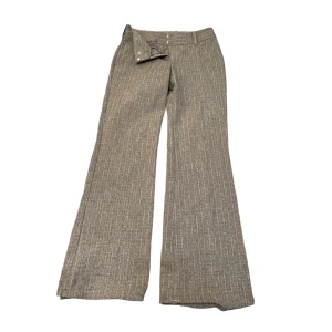 Gråa kostymbyxor - Gråa lågmidjade kostymbyxor i bootcut modell med ränder och lite svagt glitter🤩 De är i storlek 5 i US storlek. Skriv privat vid intresse eller frågor🫶🏼