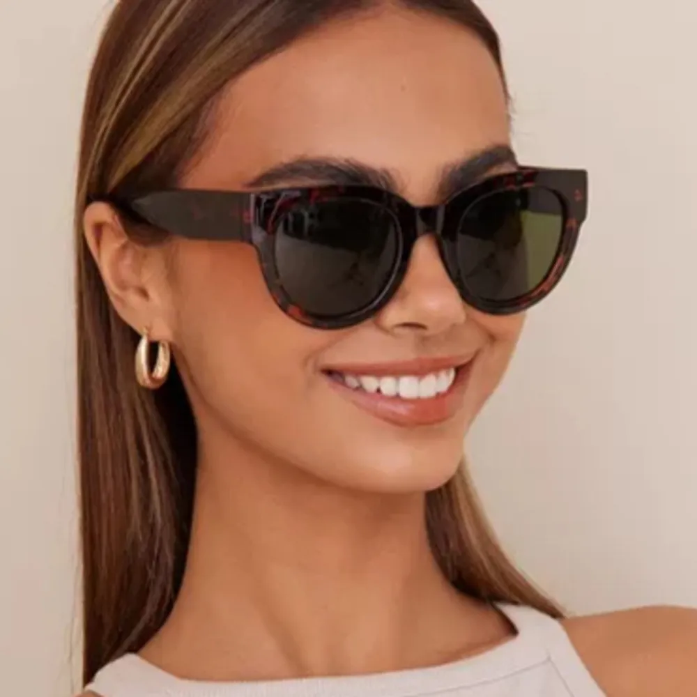 Säljer dessa solglasögon från a.Kjaerbede i denna modell, färg svart! Som bild två💘aldrig använda, nypris är 300kr. Accessoarer.