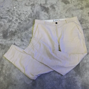 Linnebyxor till sommaren  - Tja, säljer mina linnebyxor eftersom jag inte gillar dom längre, passar perfekt till sommaren, 9/10 skick, nypris 799 mitt pris 399