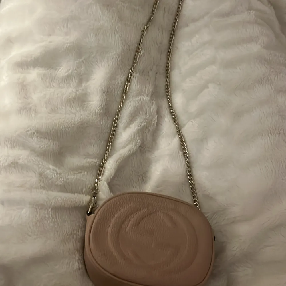 ”Liknande” rosa crossbody Gucci väska som ej är äkta! Använd 2-3 gånger så den är i jätte bra skick💕. Väskor.