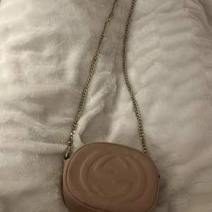 ”Liknande” rosa crossbody Gucci väska som ej är äkta! Använd 2-3 gånger så den är i jätte bra skick💕