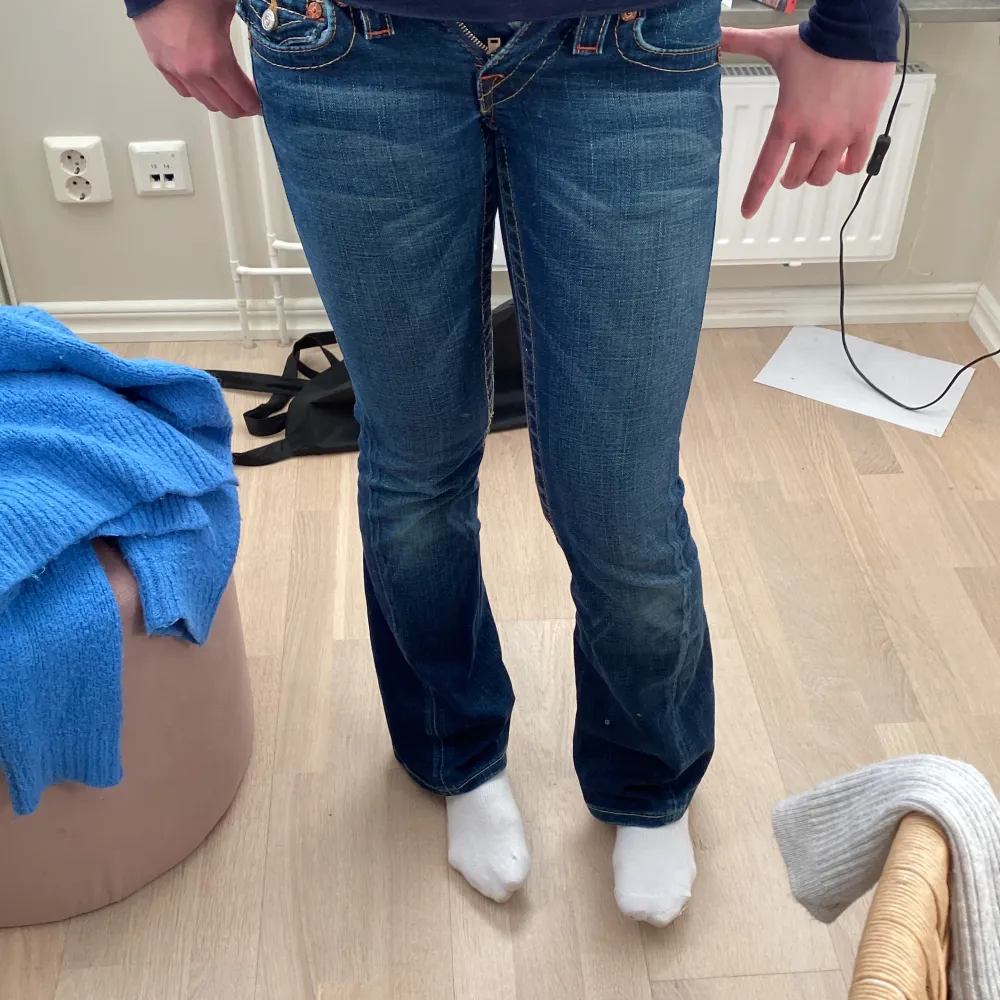 Skit snygga low waist true religion jeans, säljer då de blivit för små för mig💘 köp direkt för 1200 eller var med i budgivningen!. Jeans & Byxor.