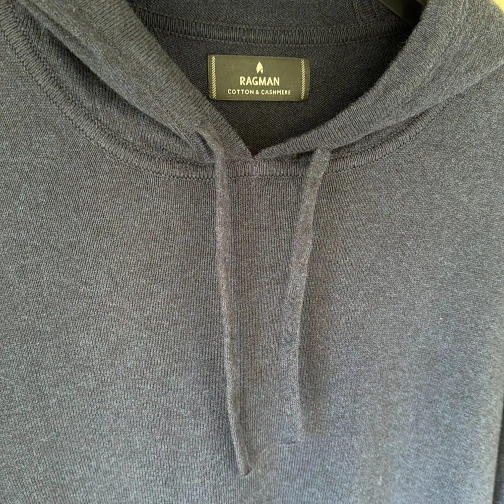 Säljer denna schyssta cashmere blend hoodie från Ragman, jätte bra skick, som ny i princip, storlek M, nypris 1000kr, modellen är 190 och väger 84, om de är något du undrar så skriv bara👍. Hoodies.