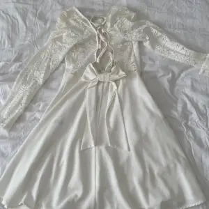 Fin vit skolavslutnings klänning i storlek XS-S, baksidan var själv insytt :) använd en gång för skolavslutningen. Dma vid fler frågor eller bilder 
