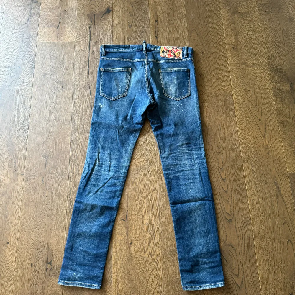 Nästintill oanvända jeans från Dsquared2. Därför i nyskick. Självklart äkta. Nypris ca 5000kr. Passar M/L. Jeans & Byxor.