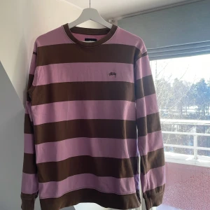 Stussy bold stripe long sleeve - Köpt på sns. Dessa är nu slutsålda och går inte att köpa i butik längre. (https://www.sneakersnstuff.com/sv/product/29415/stussy-bold-stripe-ls-jersey)  Mycket bra skick.