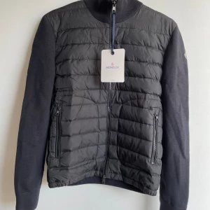 Moncler cardigan, svart. - Hej, Denna jackan fick jag i födelsedagspresent men den var lote för stor och kände att jag hellre säljer den. Den är aldrig använd förutom till bilderna och är i skick 10/10. Om ni har några funderingar så skriv gärna. Pris kan diskuteras.  Mvh 