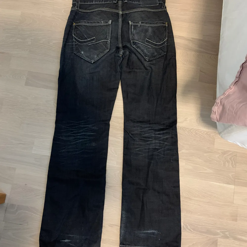 Svarta jeans med gulddetaljer från Jack&Jones🎀 Storlek 32/32! Svarar gärna på frågor om mått, prisförslag osv❤️. Jeans & Byxor.