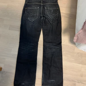 Svarta jeans - Svarta jeans med gulddetaljer från Jack&Jones🎀 Storlek 32/32! Svarar gärna på frågor om mått, prisförslag osv❤️