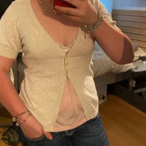 Kofta - Fin sommar kofta med tre knappar. Inte använd på ett bra tag så därför säljs den🤍 Säljs 150kr men är öppen för prisförslag🙏🏼