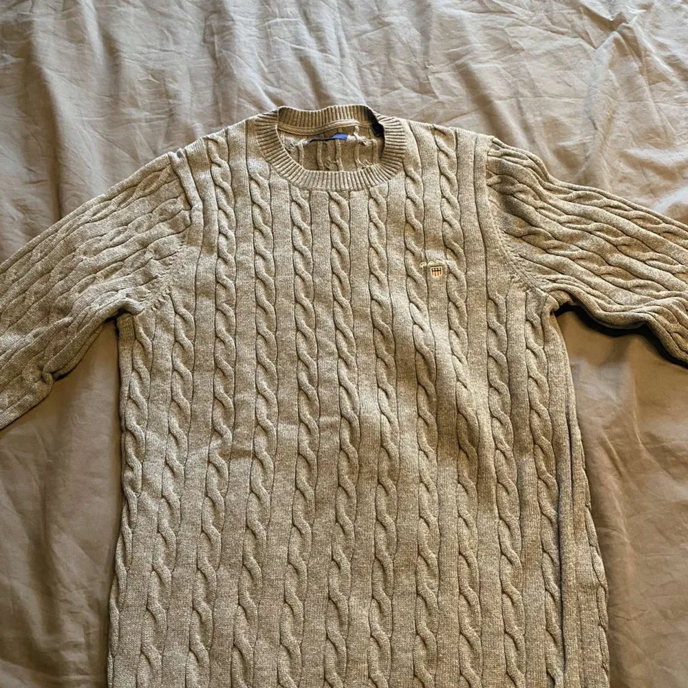 Säljer denna stickade tröja från Gant. Storlek M. Nyskick, använd en gång.. Tröjor & Koftor.