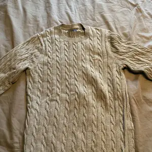 Säljer denna stickade tröja från Gant. Storlek M. Nyskick, använd en gång.