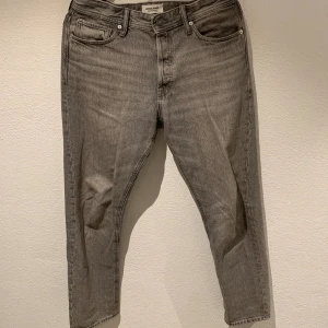 Jack & Jones jeans - Bra skick, använts en sommar Storlek 31/34 av modellen Chris/Loose Kan mötas upp i Stockholm 