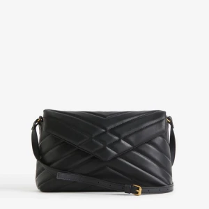 quiltad väska - Säljer denna super fina väskan som passar till alla tillfällen som är aldrig använd och i super fint skick!! Användes aldrig då jag använder silver och störde mig på guldetaljen🙈