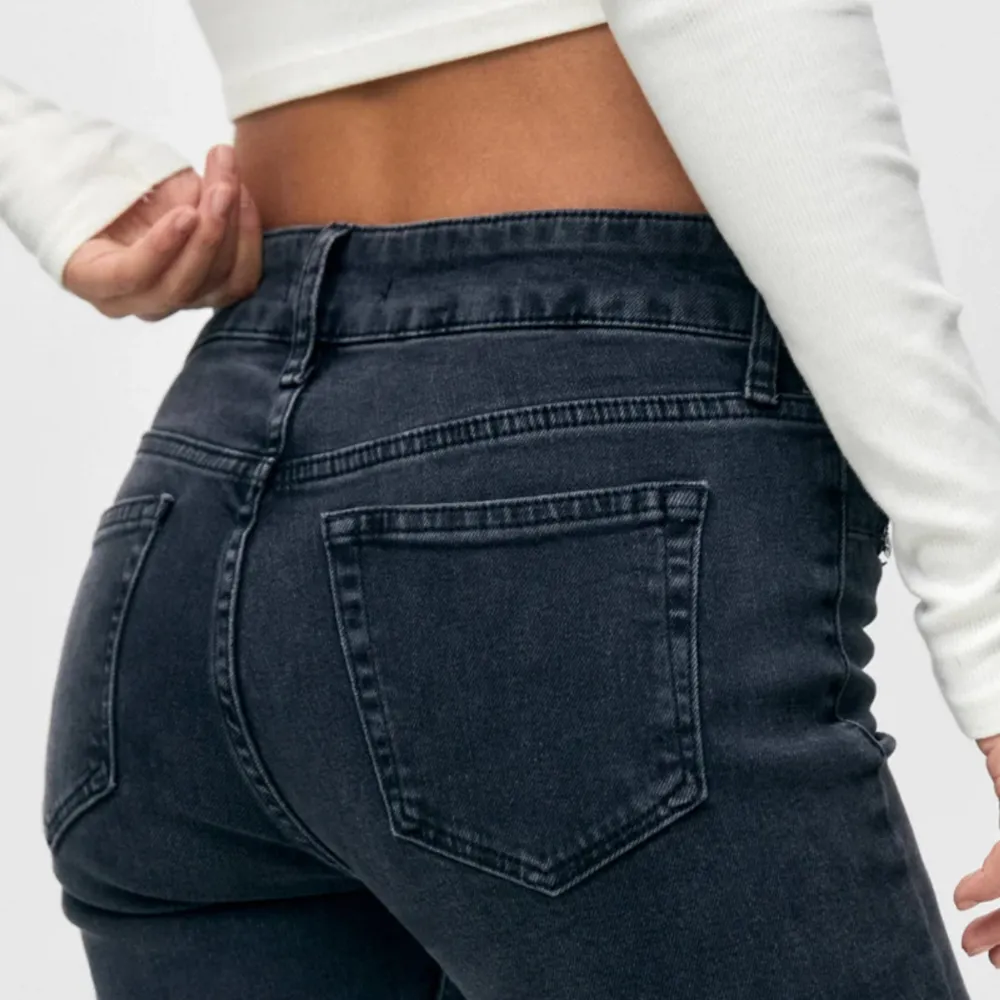supersnygga populära mörkgrå/blå/svarta jeans från pull&bear som tyvärr är försmå. Pris kan diskuteras💞💞. Jeans & Byxor.