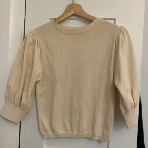 Cremevit tröja Gina tricot - Cremevit fin tröja från Gina Tricot. I fint nästintill oanvänt skick. Tröjan är ljusare än på bilden! Puffarmar, 3/4 lång arm, mudd vid armslut och mage. Endast använd 2-3 ggr. Fin till jeans, kjol, kostymbyxor. Storlek M men känns mer som S-M.