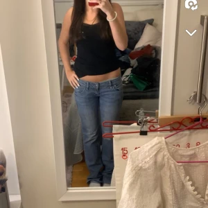 Låg midjade jeans - Säljer dessa otroligt finna lågmidjade jeans, de har inga defekter, säljer de pga de blivit för små, skriv gärna för mer info och skriv gärna om ni är intresserade 