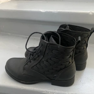 Medium high boots!  - Medium höga stovlar. Bra skick och har bara använt dem engång. Av äkta skinn och har flätade sidor. Med liten klack också. 