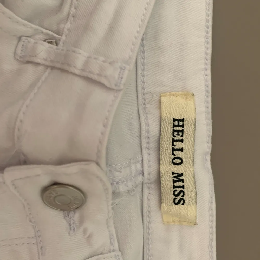 Snygga vita slitna jeans med snygga hål längst med benet.  Ändrat provade.  St Xs-S . Jeans & Byxor.